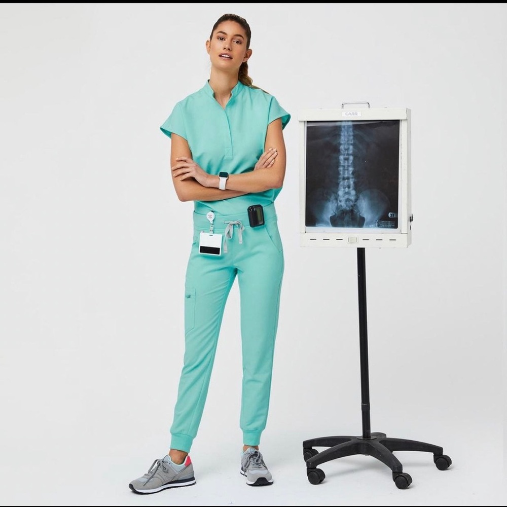 FIGS SCRUBS: Rafaela top and Zamora Pant